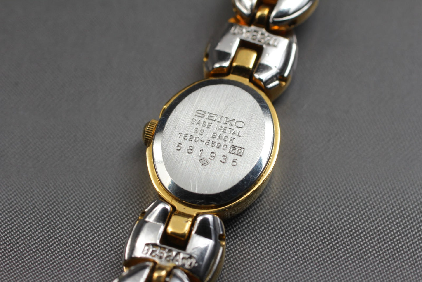 1985年製 [ほぼ新品] セイコー 1E20-5590 ゴールドブレスレット クォーツ レディース腕時計 日本製
