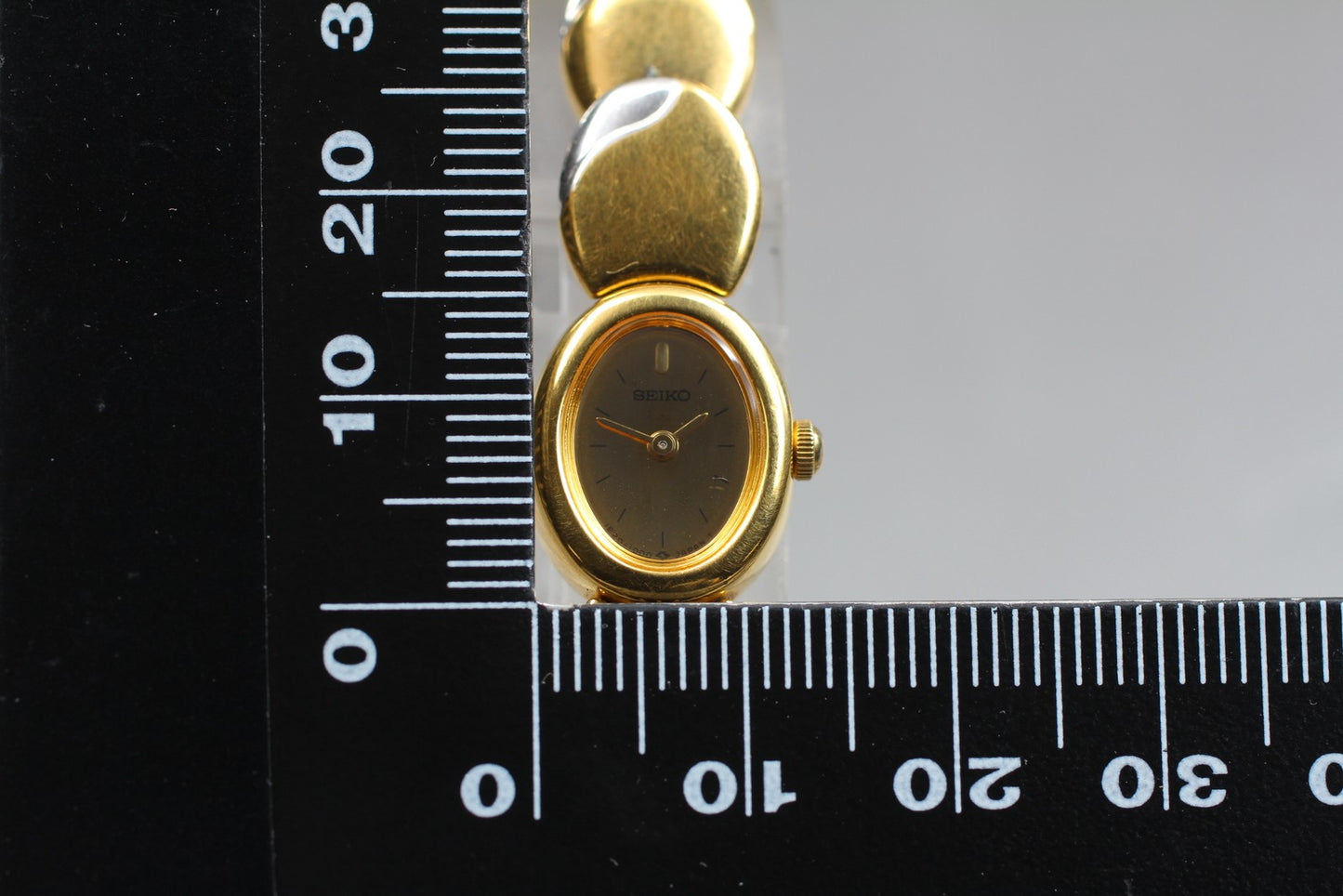 1985年製 [ほぼ新品] セイコー 1E20-5590 ゴールドブレスレット クォーツ レディース腕時計 日本製