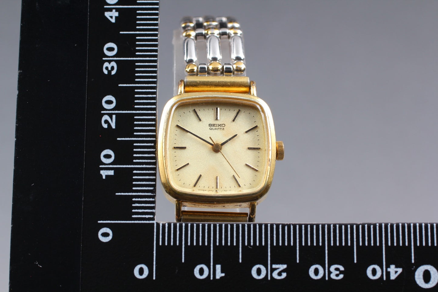 Vtg. 1981 [Exc+5 / New Batt ] SEIKO 1421-5670 bracelet Quartz Women Watch JAPAN