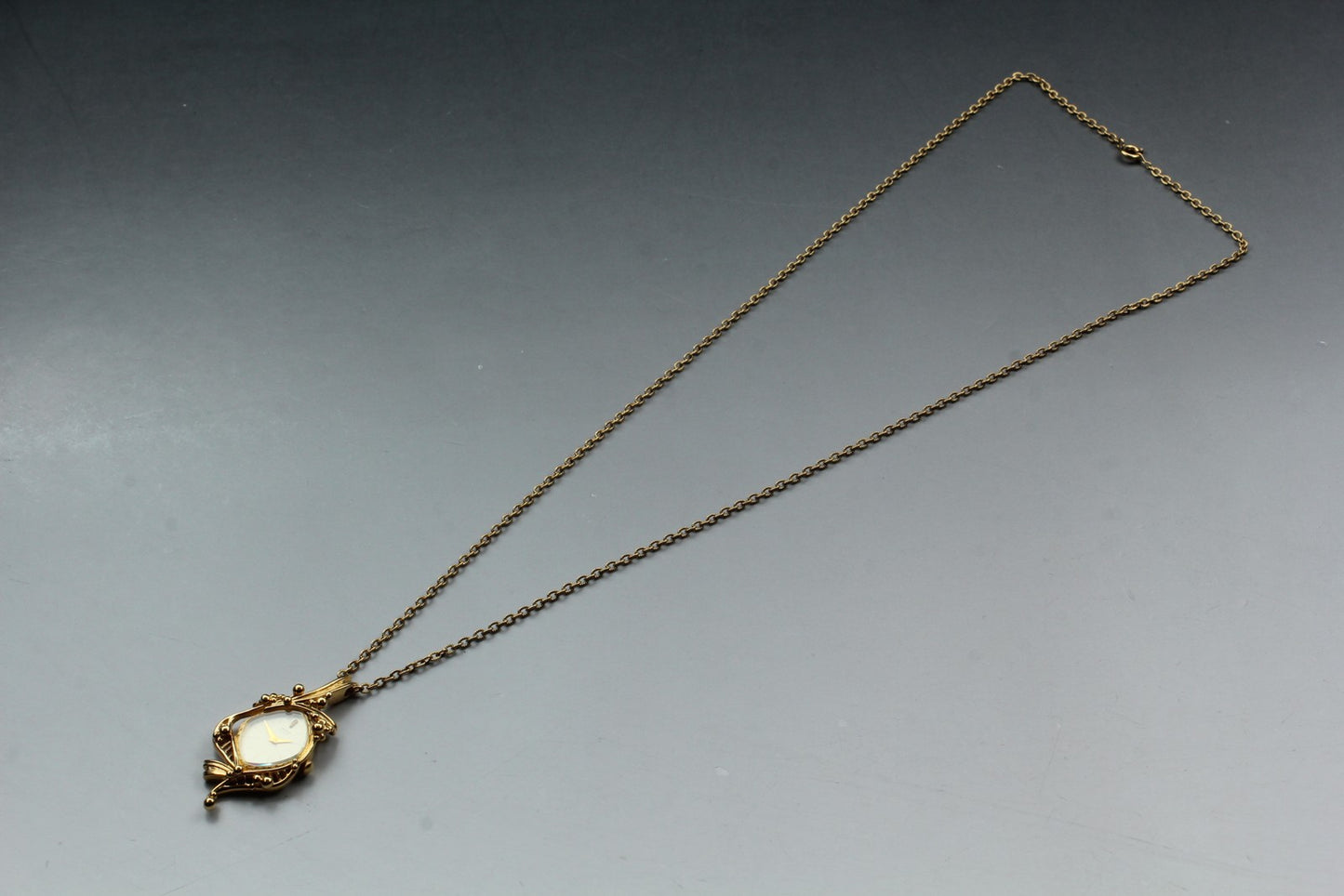 Vintage 1982 [N MINT / New Batt] SEIKO 1400-6970 Gold Qz Necklace Ladies JAPAN