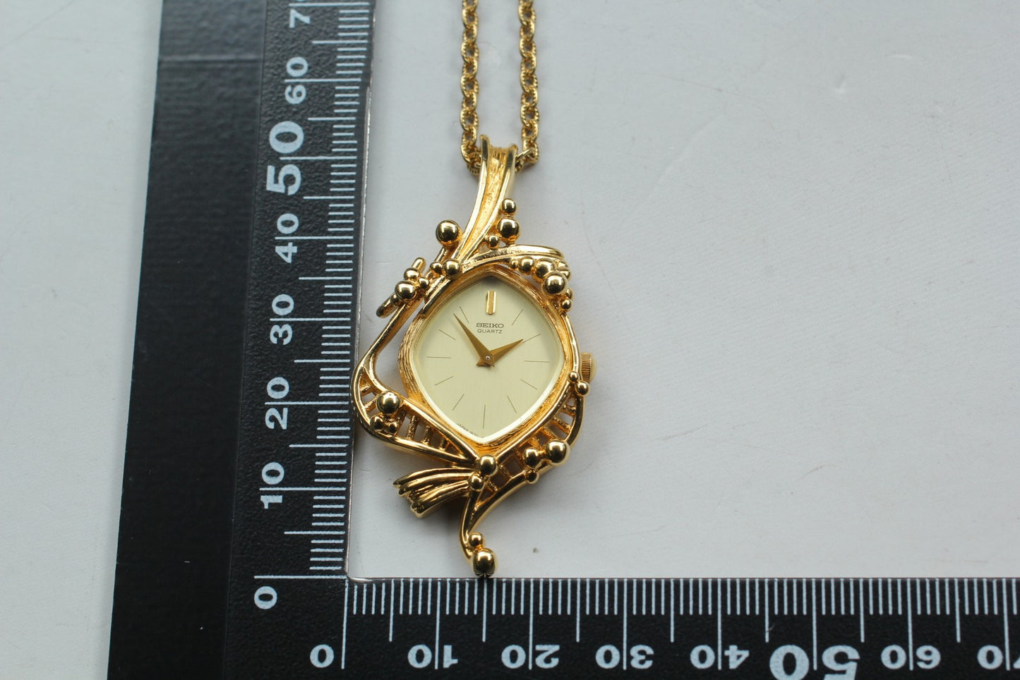 Vintage 1982 [N MINT / New Batt] SEIKO 1400-6970 Gold Qz Necklace Ladies JAPAN