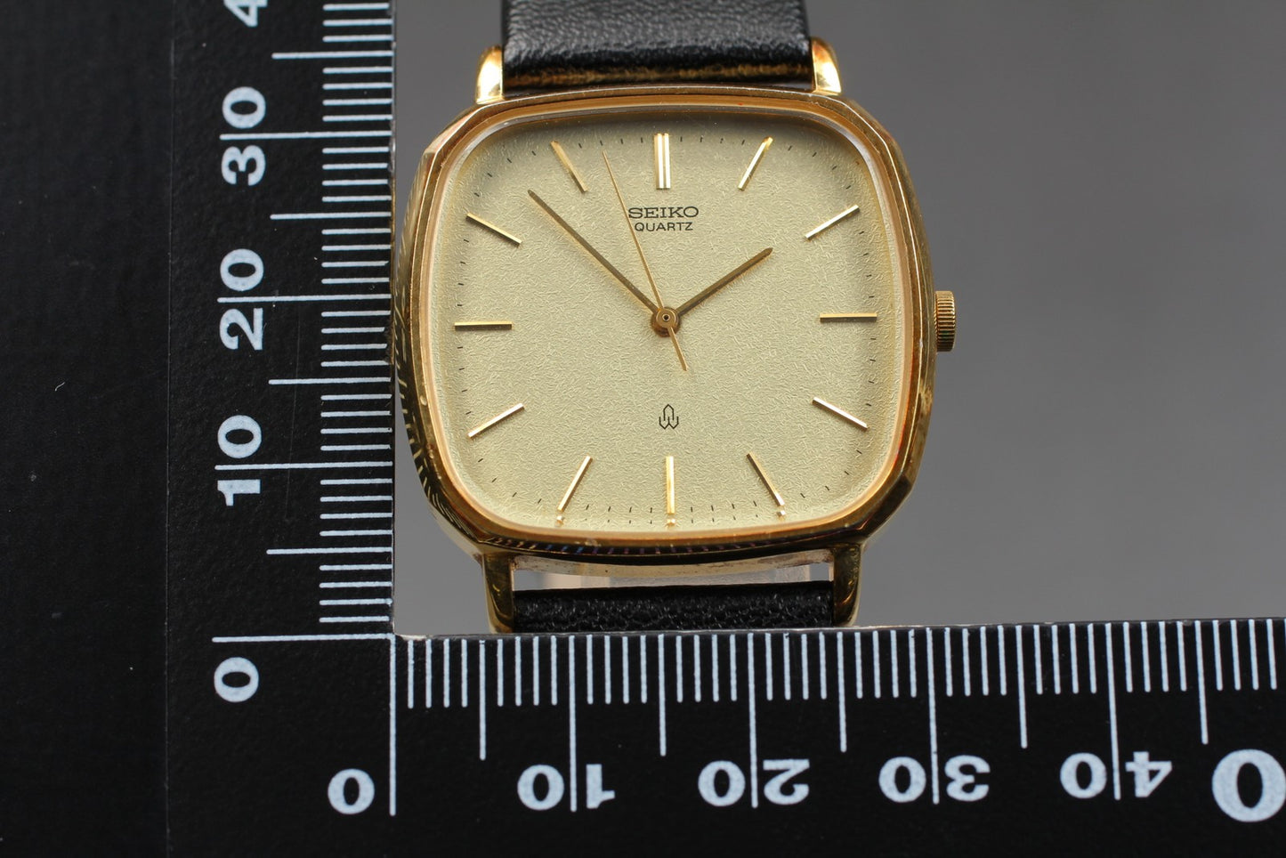 Vtg. 1993 [N MINT / New Batt] SEIKO 5931-5470 Gold 31mm Quartz Men's Watch JAPAN