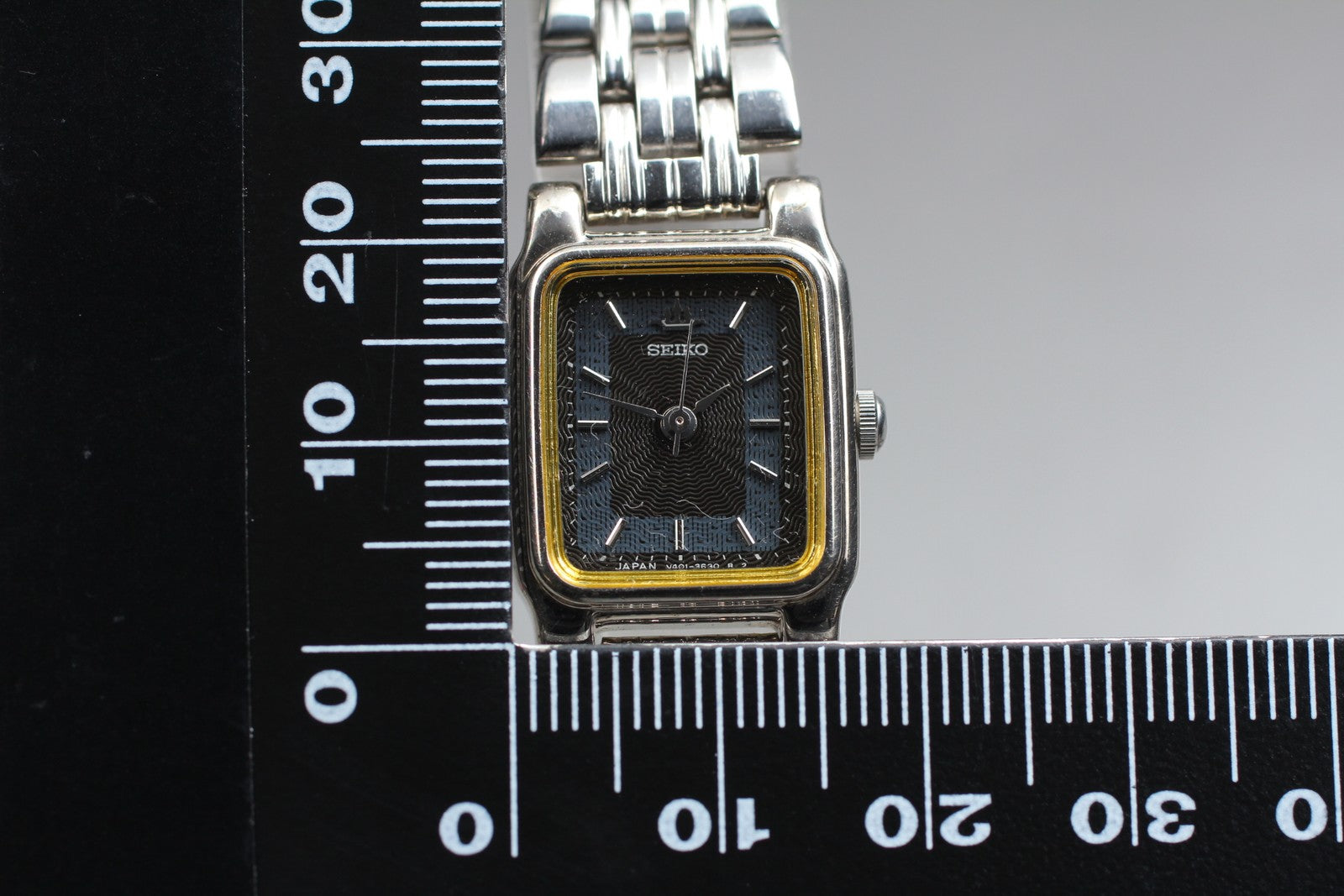 SEIKO Second Hands | Vtg. 1984[N MINT / New Batt] SEIKO V401-5500 18mm Tank Quartz Ladies Watch JAPAN La.riberta From Japan