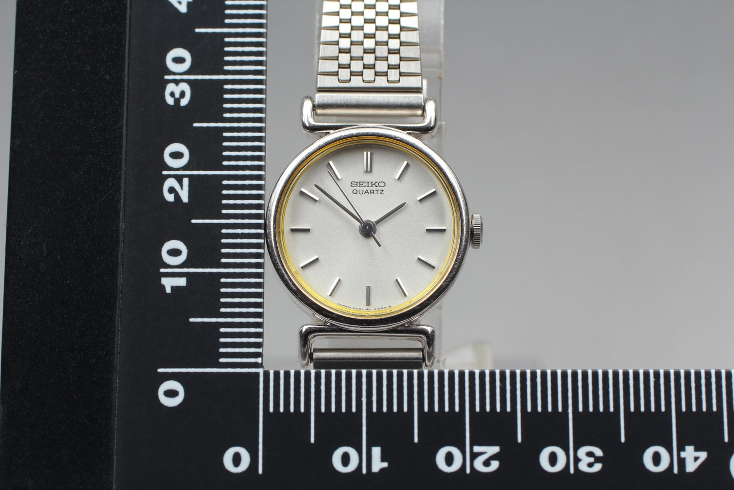 SEIKO Second Hands | Vtg.1984 [Near MINT] SEIKO 2C21-0100 Silver Bracelet Quartz Ladies Watch JAPAN La.riberta From Japan