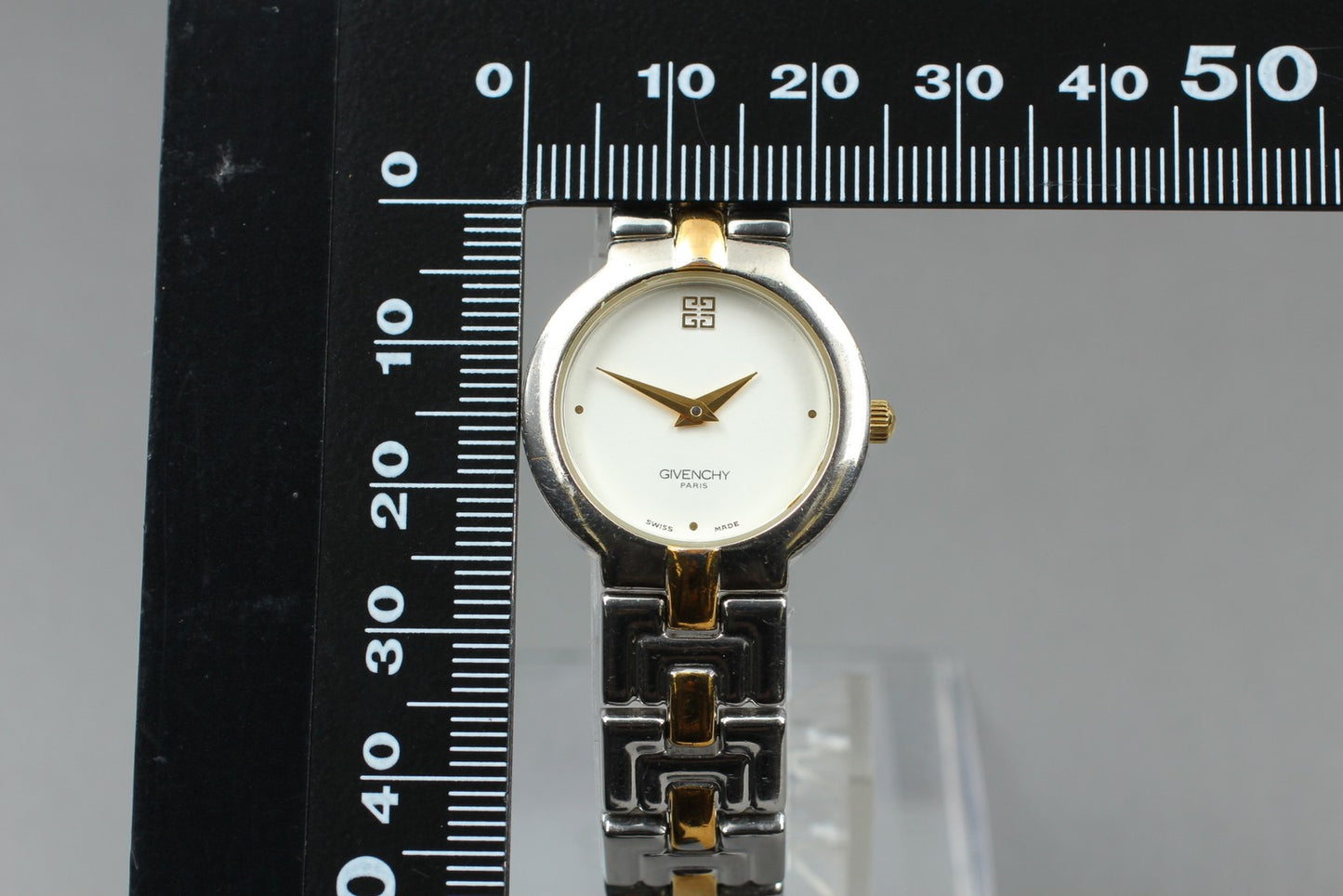 Near MINT / New Battery GIVENCHY Two Tone Gold Silver Women's Quartz Watch JAPAN
