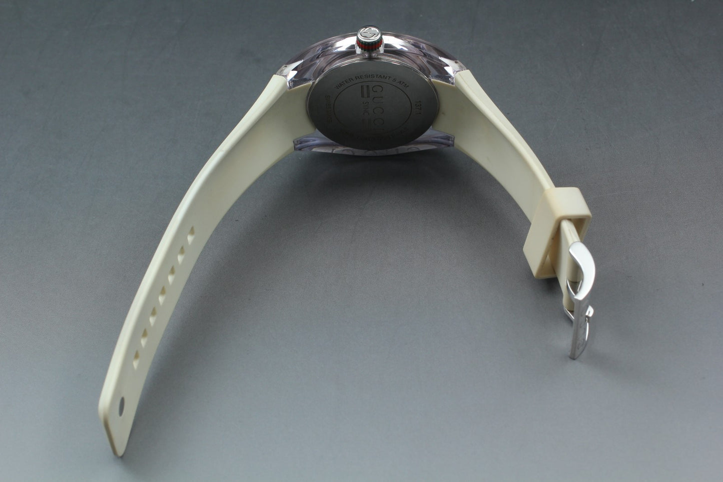 Near Mint / Gucci SYNC 137.1 White Sherry Line 5 ATM Men's Quartz Watch JAPAN