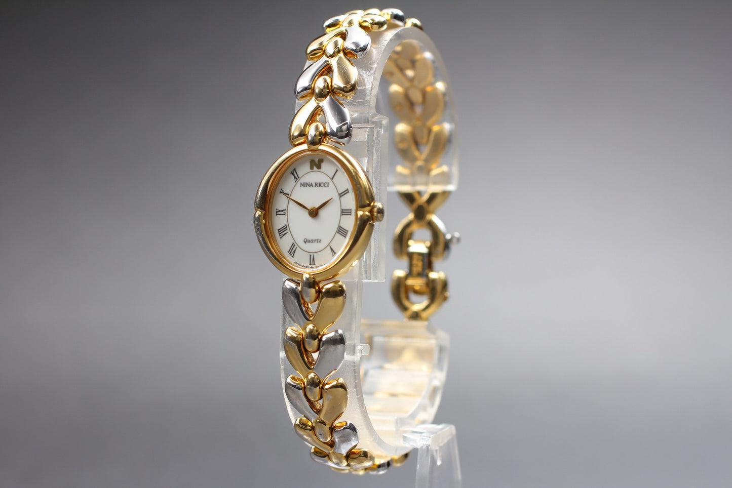 Near MINT / New Batt / NINA RICCI 2P20-6190 Bracelet Quartz Ladies Watch JAPAN