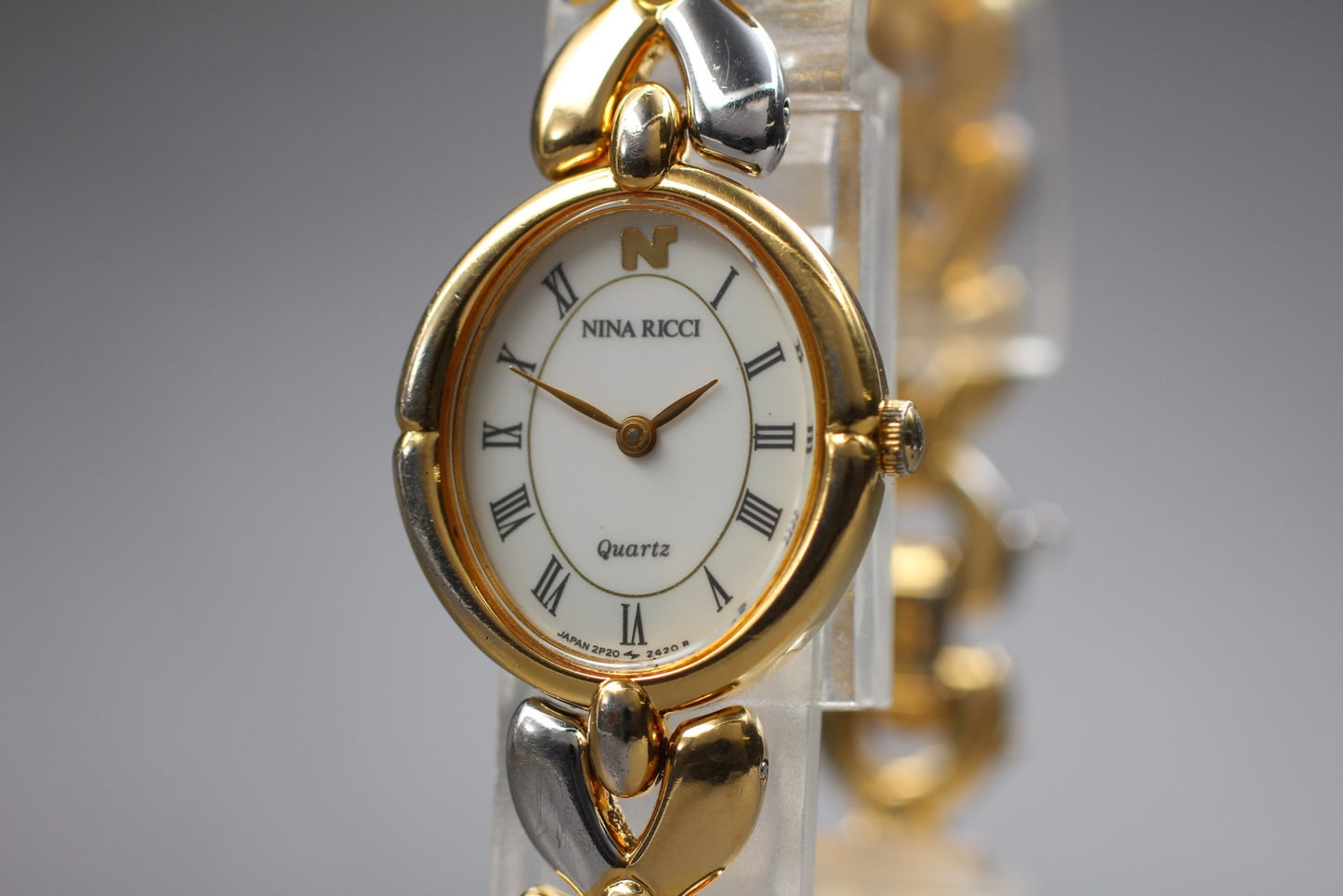 Near MINT / New Batt / NINA RICCI 2P20-6190 Bracelet Quartz Ladies Watch JAPAN