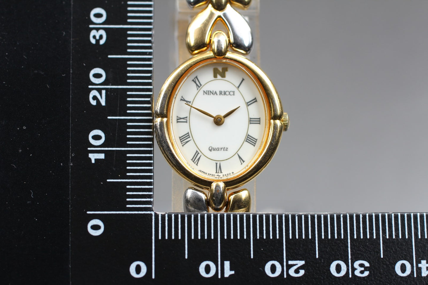 Near MINT / New Batt / NINA RICCI 2P20-6190 Bracelet Quartz Ladies Watch JAPAN