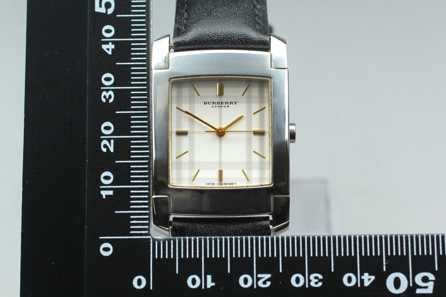 Near MINT / BURBERRY 1032-H32931 Y Nova Check Tank 27mm Quartz Men's Watch JAPAN