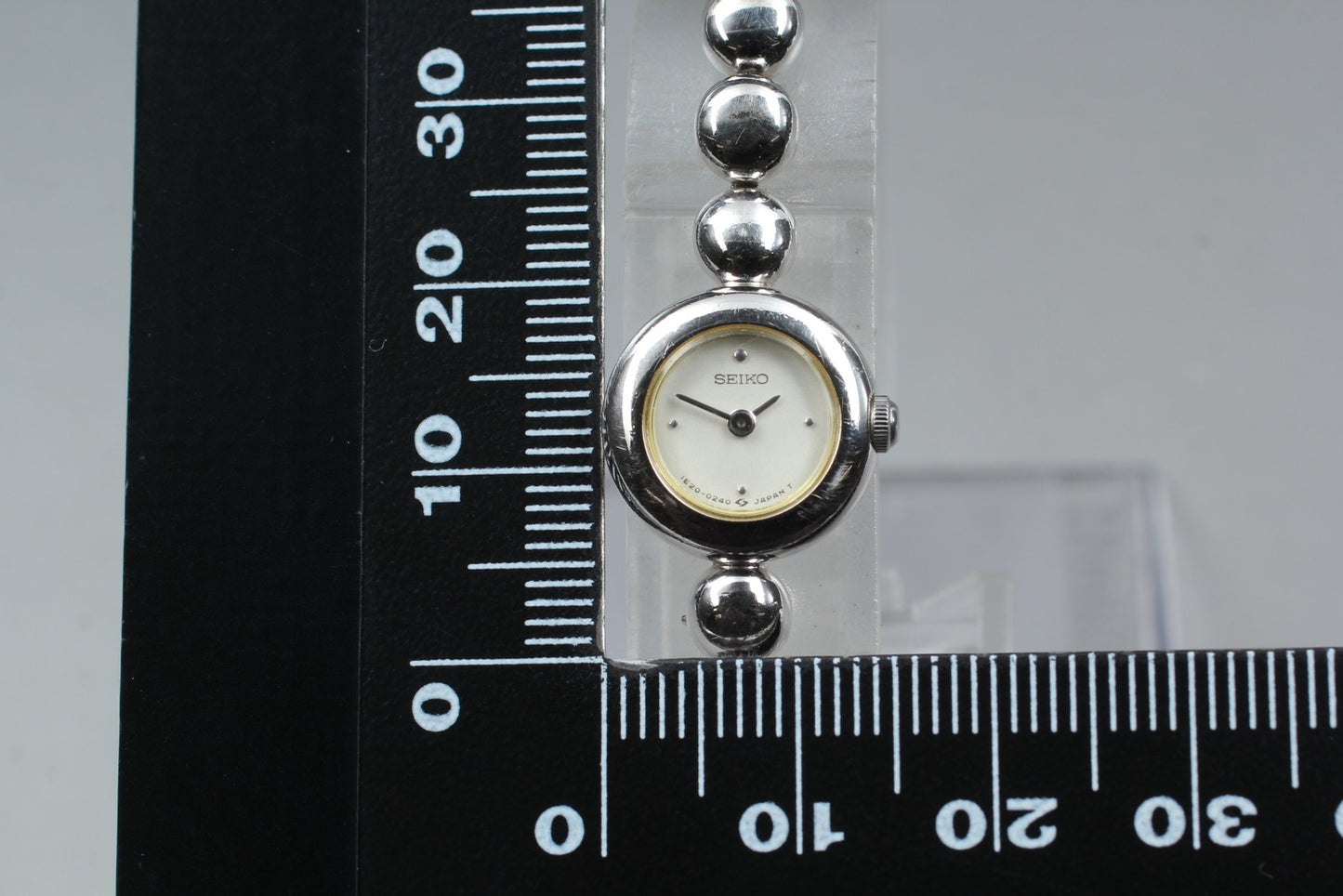 Vtg.1984 / N MINT   SEIKO Tisse 1E20-0070 15mm Silver Quartz Woman's Watch JAPAN