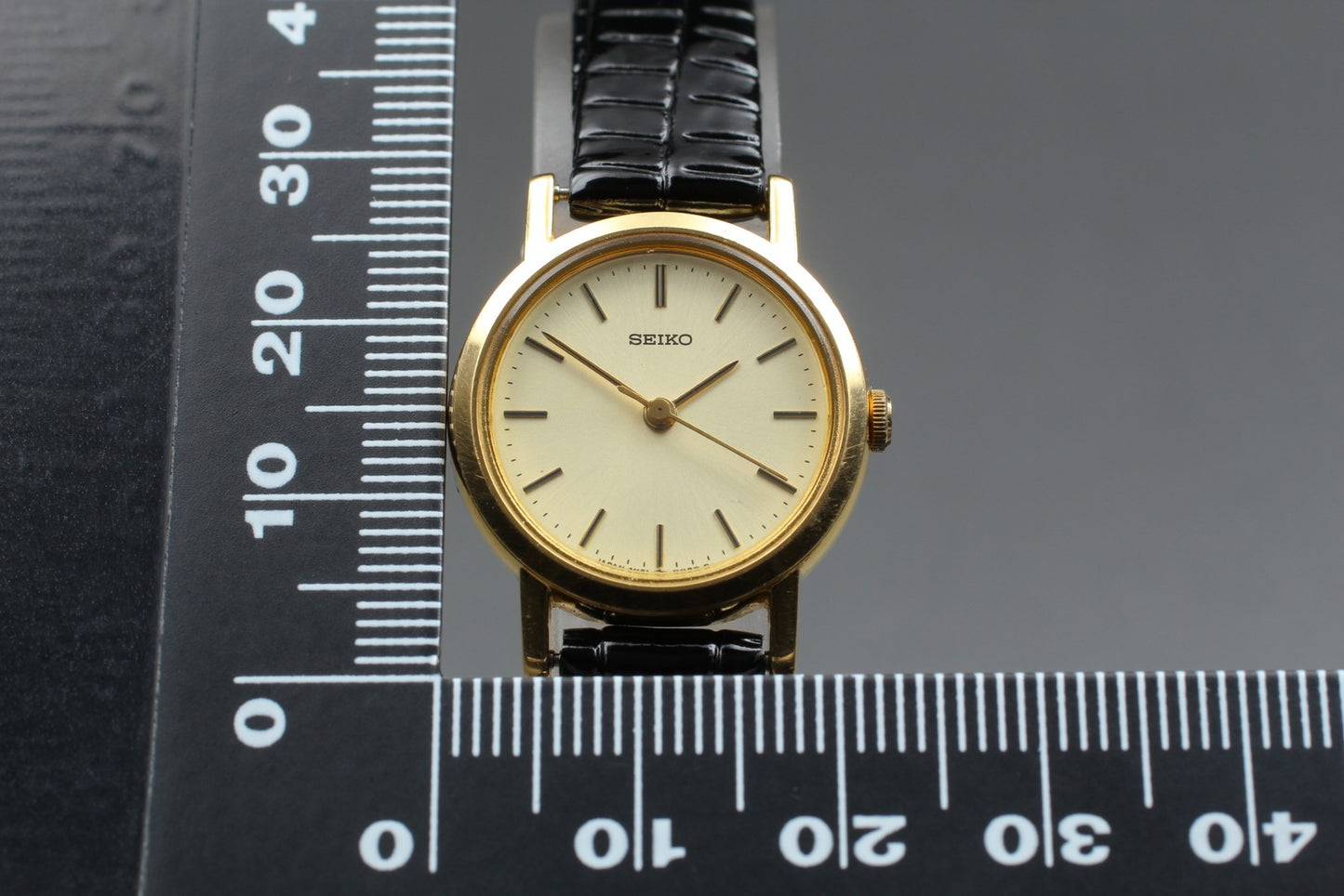 Vtg.1989 [N MINT] SEIKO 4N21-0042 Round 21mm Gold Quartz Ladies Watch From JAPAN