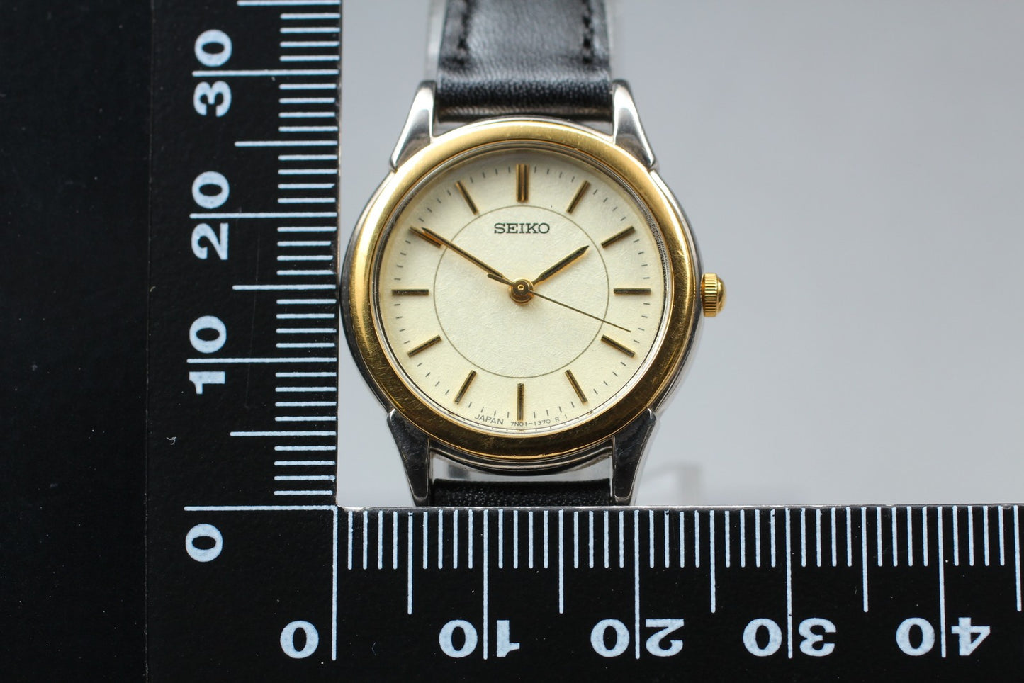 Vtg.1994 [N MINT] SEIKO 7N01-6880 Round 25mm Gold Quartz Ladies Watch From JAPAN